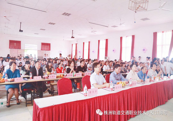 青春，成長，感恩，責(zé)任成人禮暨新團(tuán)員入團(tuán)儀式